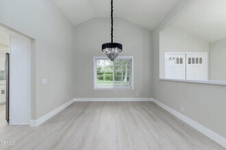 1125 Stoneybrook Ln in Westlake Village, CA - Foto de edificio - Building Photo