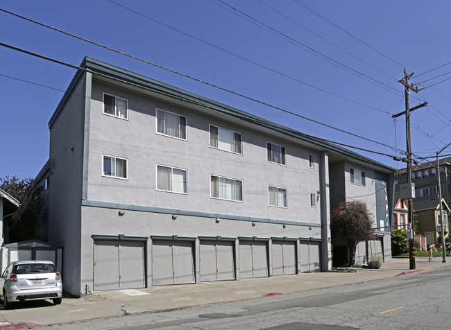 Capri Apartments in Oakland, CA - Building Photo - Building Photo