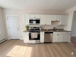 10 Shippee Ave in West Warwick, RI - Foto de edificio - Building Photo