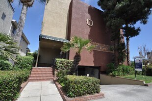 4414 Woodman Ave in Los Angeles, CA - Building Photo