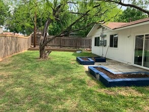 2410 Audubon Pl, Unit B in Austin, TX - Foto de edificio - Building Photo
