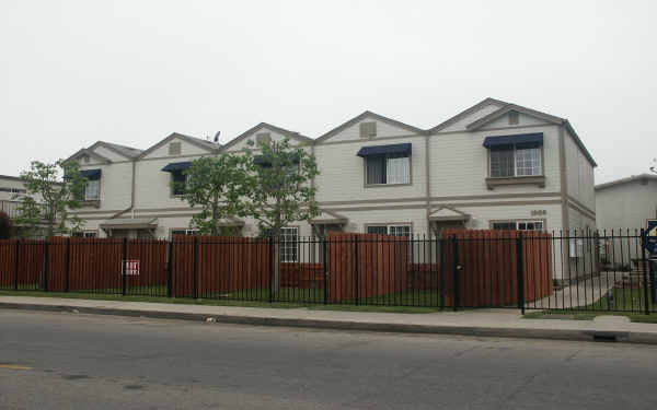 Pomona Townhouse Apartments in Costa Mesa, CA - Foto de edificio