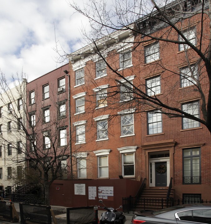 17 Bank St in New York, NY - Building Photo