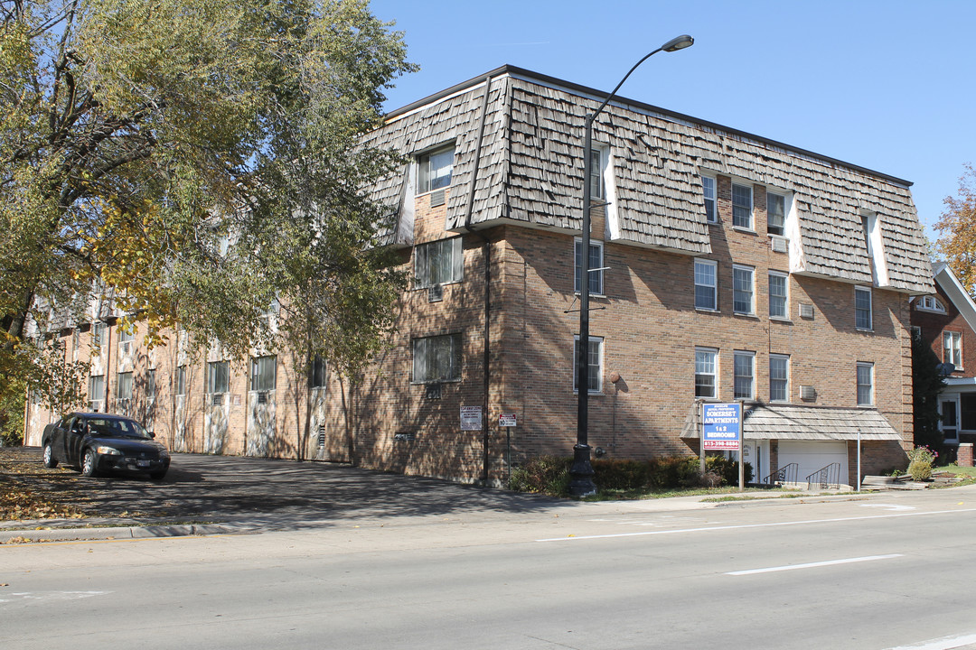 Somerset Apartments in Rockford, IL - Building Photo