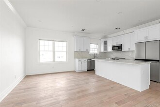 20 Secatoag Ave, Unit 2B in Port Washington, NY - Building Photo - Building Photo