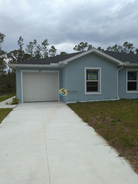 309 Norwalk Ave in Lehigh Acres, FL - Foto de edificio