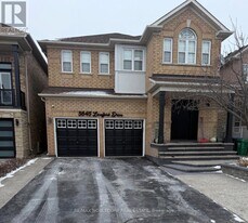 5645 Longford Dr in Mississauga, ON - Building Photo