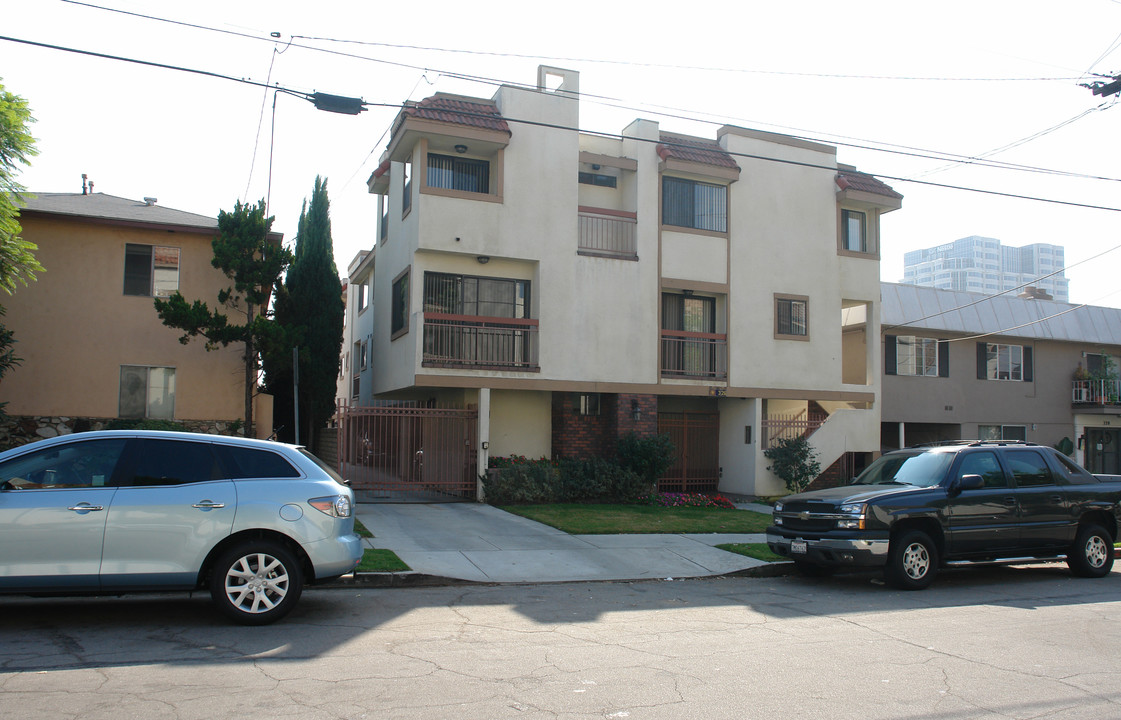 326 E Fairview Ave in Glendale, CA - Building Photo