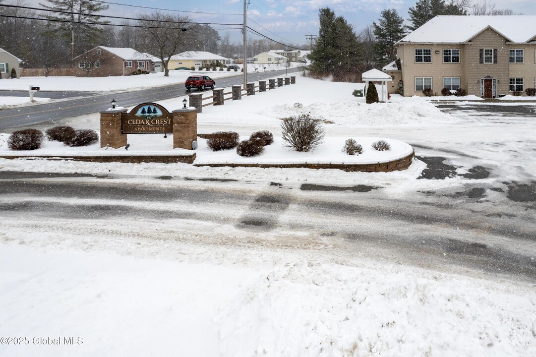 147 Wallins Corners Rd in Amsterdam, NY - Building Photo