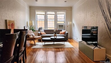 4 Maple Dr in Great Neck, NY - Building Photo - Building Photo