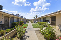 Catalina Gardens 62+ Senior Apartments in Hemet, CA - Foto de edificio - Building Photo