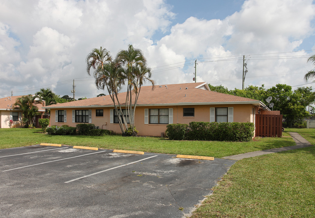 Town Square Villas in Lake Worth, FL - Foto de edificio