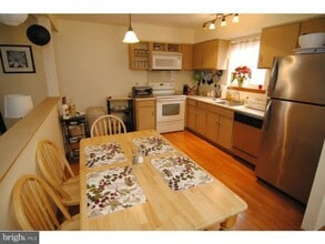 606 Meadow Woods Ln, Unit 606 in Lawrence Township, NJ - Foto de edificio - Building Photo