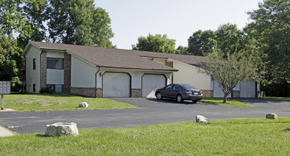 Parkwood Village Townhomes in Franklin, WI - Building Photo - Building Photo