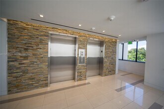 101 Crandon Blvd in Key Biscayne, FL - Foto de edificio - Building Photo