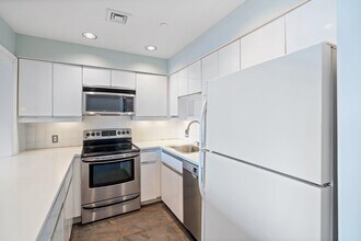 100 Shearwater Ct E in Jersey City, NJ - Foto de edificio - Building Photo