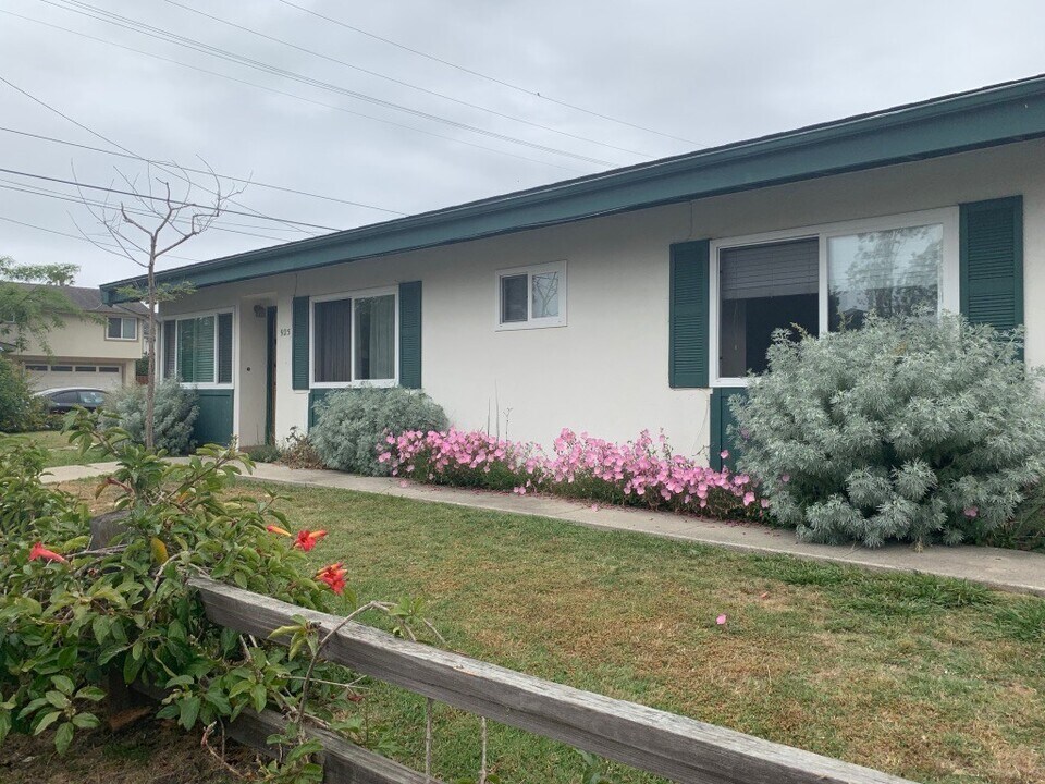 925 Camino Lindo in Goleta, CA - Building Photo