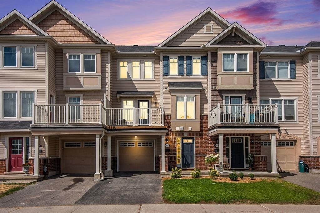 2427 Nutgrove Av in Ottawa, ON - Building Photo