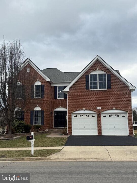 42509 Mandolin St in South Riding, VA - Building Photo