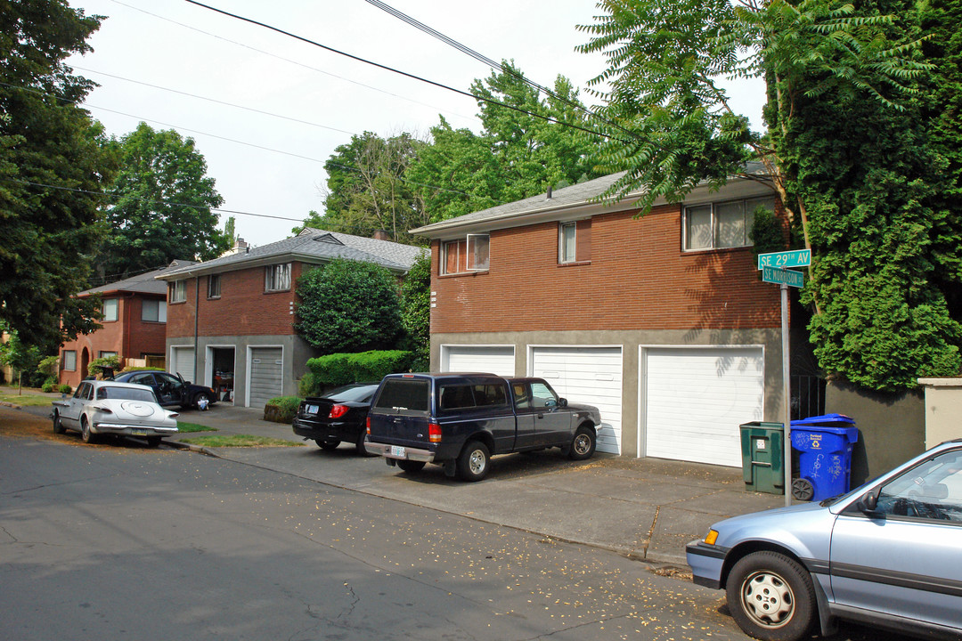 807-817 SE 29th Ave in Portland, OR - Building Photo