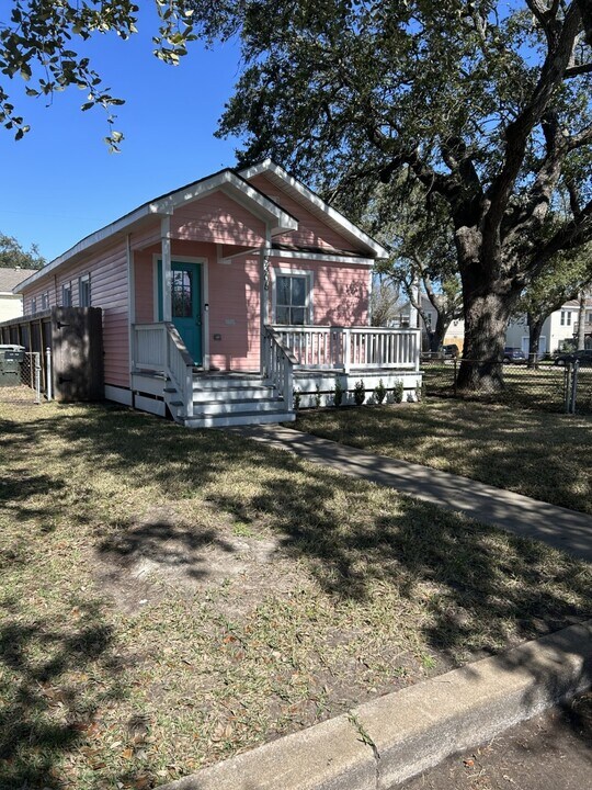 5306 Avenue P 1/2 in Galveston, TX - Building Photo