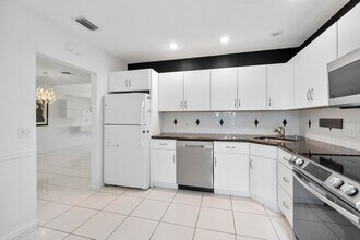 5153 Floria Dr, Unit V in Boynton Beach, FL - Building Photo - Building Photo