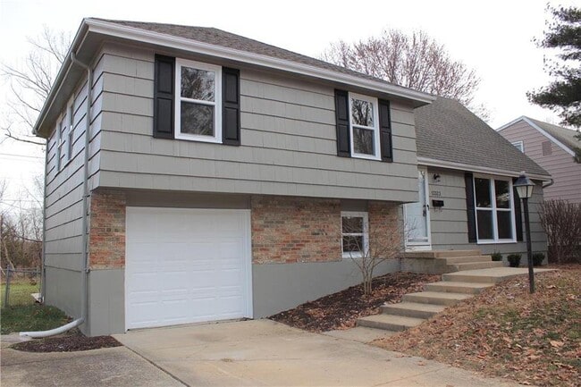 13323 Donnelly Ave in Grandview, MO - Building Photo - Building Photo