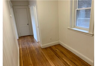 1210 Boylston St, Unit 6 in Boston College, MA - Foto de edificio - Building Photo