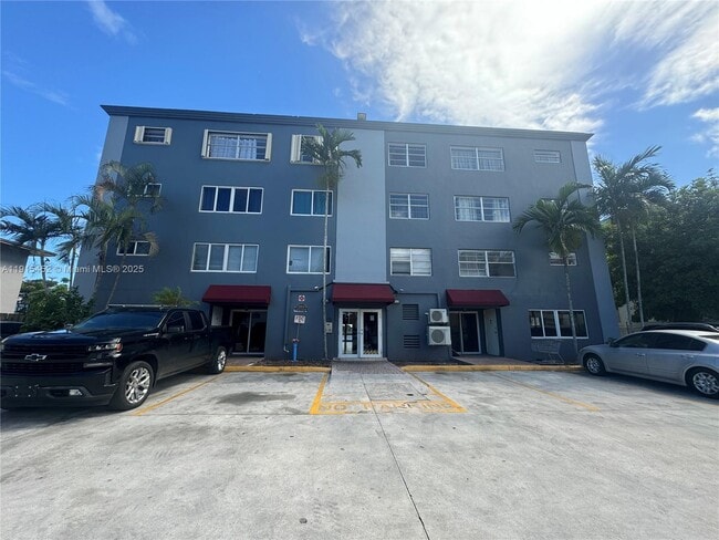 1060 Crystal Lake Dr in Pompano Beach, FL - Building Photo - Building Photo