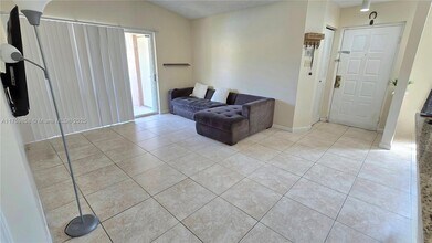 15751 SW 106th Ter, Unit 208 in Miami, FL - Foto de edificio - Building Photo