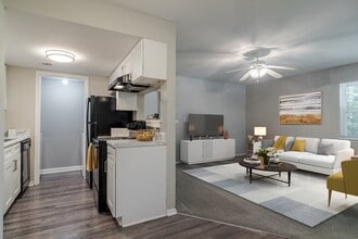 Grove at Stonebrook Apartments and Townhomes in Norcross, GA - Foto de edificio - Building Photo