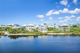 16 Market St in Orange Beach, AL - Foto de edificio - Building Photo