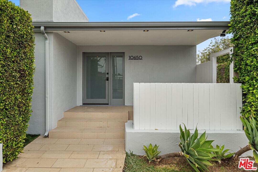10650 Putney Rd in Los Angeles, CA - Building Photo