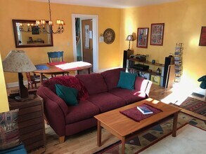 56 Maple St, Unit 56 Maple furnished apt in Burlington, VT - Foto de edificio - Building Photo