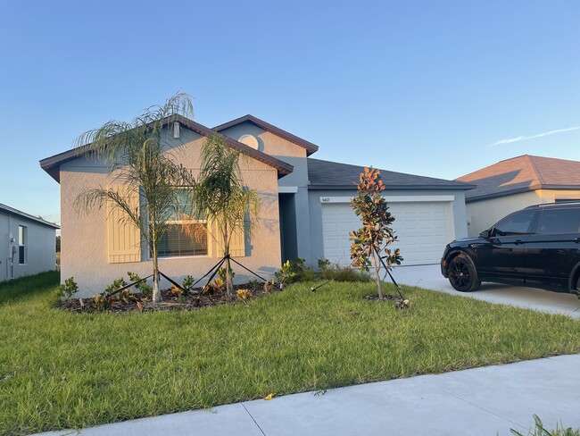 5410 Blue Azure Dr in Wimauma, FL - Foto de edificio - Building Photo