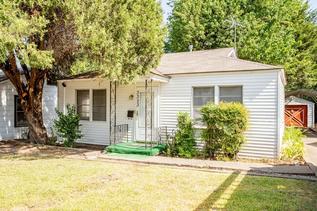 property at 3323 W Clarendon Dr