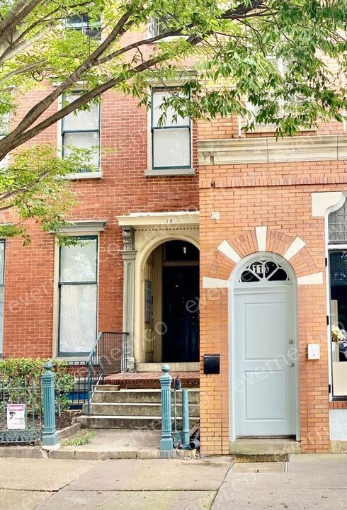 11 E Grace St in Richmond, VA - Foto de edificio