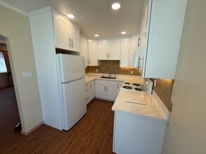 1379 Snow St-Unit -Apt 2 in Mountain View, CA - Building Photo - Building Photo