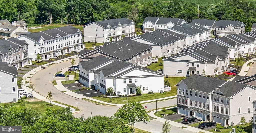71 Four Leaf Dr in Downingtown, PA - Building Photo