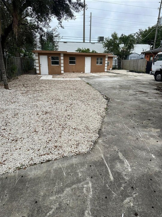 385 Phippen Waiters Rd in Dania Beach, FL - Building Photo