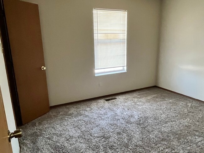 1210 W Main St, Unit 1210-C in Festus, MO - Foto de edificio - Building Photo