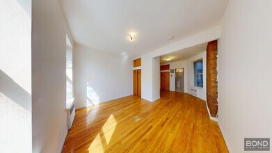 24 King St in New York, NY - Building Photo - Building Photo