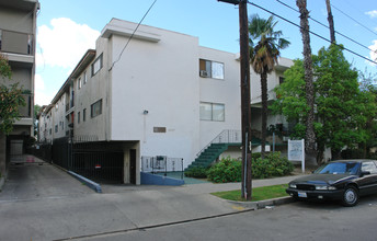 Royal Wyandotte Apartments in Van Nuys, CA - Building Photo - Building Photo