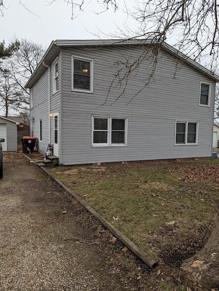 206 Green St, Unit F-05 in Savoy, IL - Building Photo