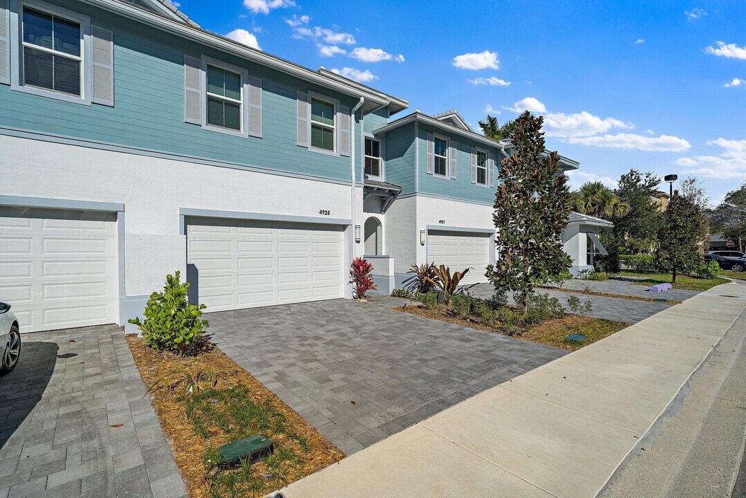 4925 Pointe Midtown Way in Palm Beach Gardens, FL - Building Photo
