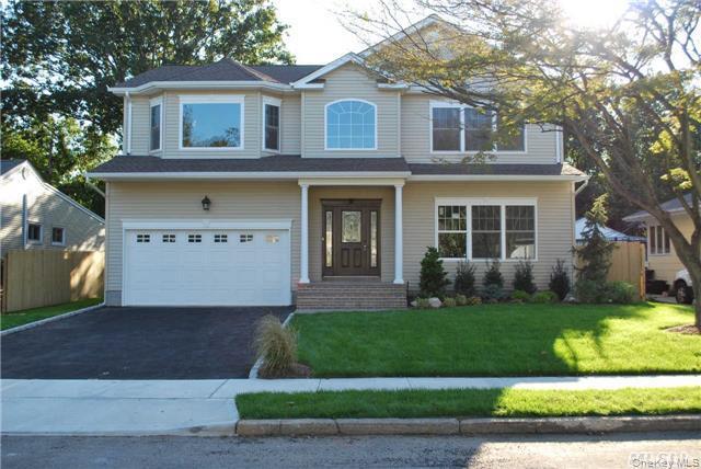 2558 Columbus Ave in North Bellmore, NY - Building Photo