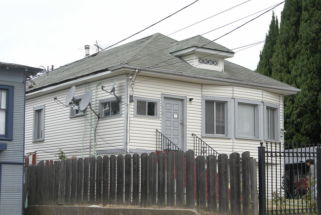 4107 Lyon Ave in Oakland, CA - Foto de edificio - Building Photo