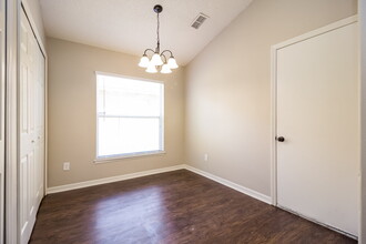 4240 Forest Island Dr in Orlando, FL - Building Photo - Building Photo