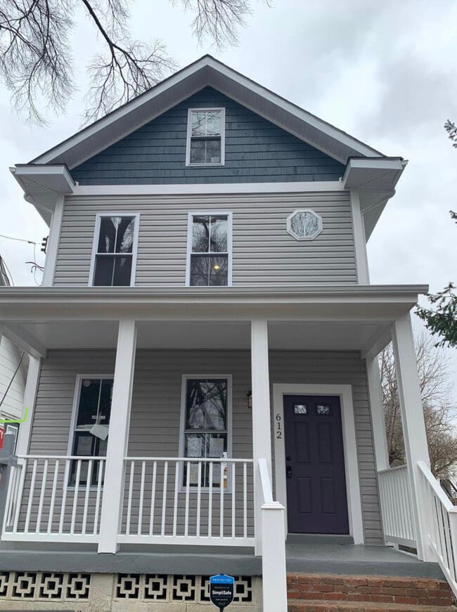 property at 612 Raleigh Pl SE