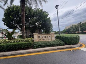 210 Riviera Cir in Weston, FL - Building Photo